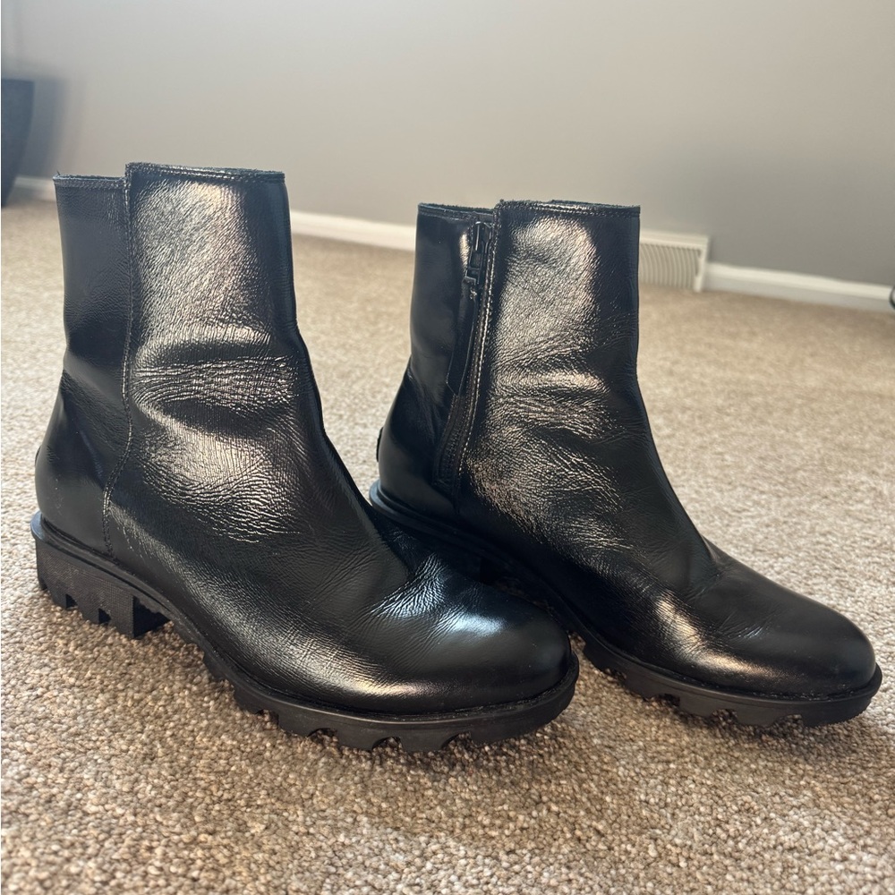 Sorel Women’s Phoenix Patent Leather Black Ankle Boots - Like New - size 10.5